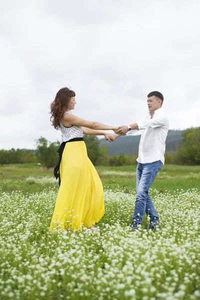 Любителі чоловіка і жінки ходять на квітковому полі . — стокове фото
