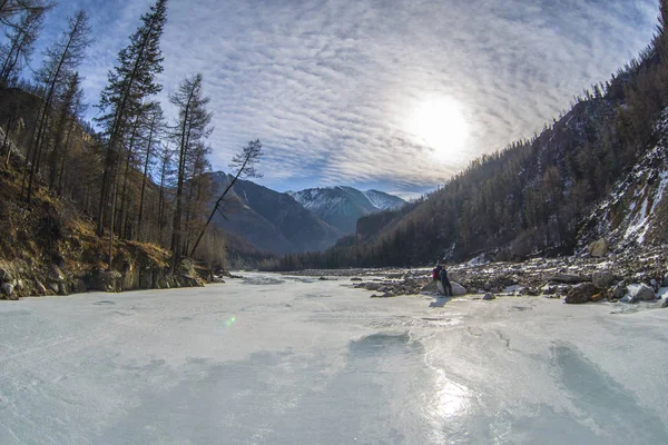 23 marzo 2014 - "Turisti tradizionali che scalano il moun più alto — Foto Stock