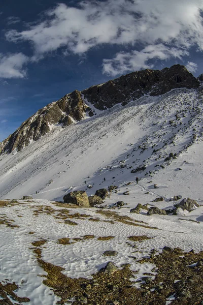 23 marzo 2014 - "Turisti tradizionali che scalano il moun più alto — Foto Stock