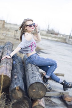 İnci bir sanayi bölgesi günlüklerinde oturan güzel genç kız