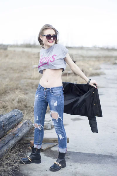 Hermosa joven caminando en la zona industrial de la ciudad . — Foto de Stock