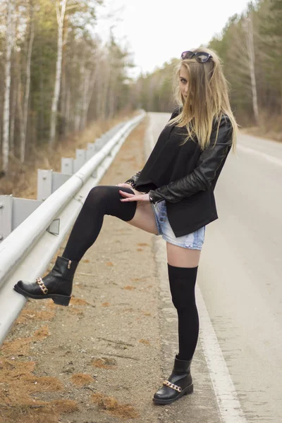 Hermosa joven corrige medias . — Foto de Stock