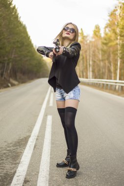 Onun kurbanı için yolda bekleyen kız assassin.