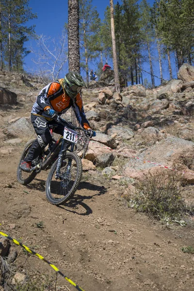 Ulan-Ude, Oroszország - április 27-én: Ismeretlen versenyző a verseny a "kupa, Burjátföldön a egy Mountain Bike" hordozza a banner, a vállalat "Gt" 27 április 2014 Ulan-Ude, Oroszország. — Stock Fotó