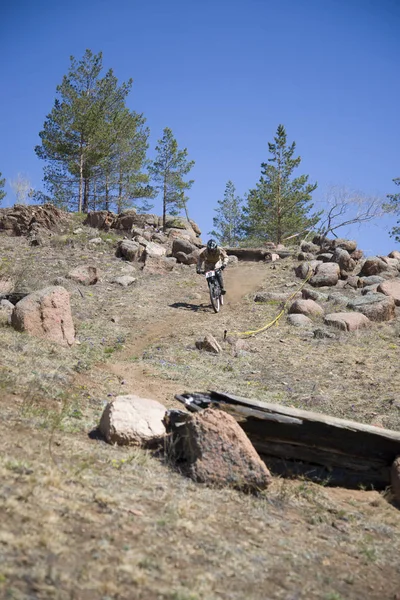 Ulan-Ude, Russie - 27 avril : Course inconnue sur la compétition pour la "Coupe de Bouriatie en VTT" porte la bannière de la société "GT" le 27 avril 2014 à Ulan-Ude, Russie . — Photo