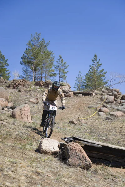 Ulan-Ude, Russie - 27 avril : Course inconnue sur la compétition pour la "Coupe de Bouriatie en VTT" porte la bannière de la société "GT" le 27 avril 2014 à Ulan-Ude, Russie . — Photo