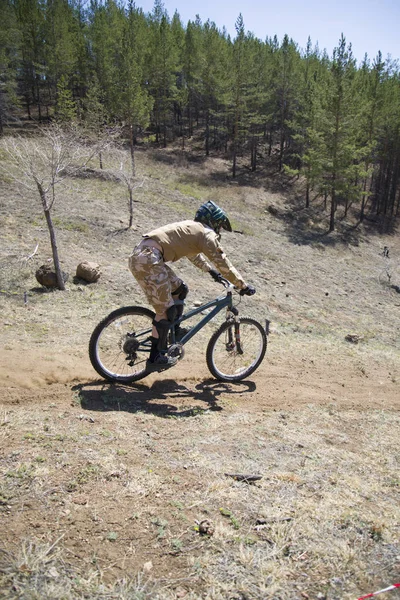 Ulan-Ude, Oroszország - április 27-én: Ismeretlen versenyző a verseny a "kupa, Burjátföldön a egy Mountain Bike" hordozza a banner, a vállalat "Gt" 27 április 2014 Ulan-Ude, Oroszország. — Stock Fotó