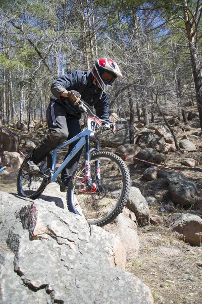 Ulan-Ude, Rusia - 27 de abril: Corredor desconocido en la competición por la "Copa de Buriatia en una bicicleta de montaña" lleva la bandera de la empresa "GT" el 27 de abril de 2014 en Ulan-Ude, Rusia . —  Fotos de Stock