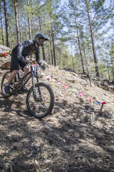 Ulan-Ude, Federacja Rosyjska - 27 kwietnia: Nieznany racer na konkurs na "Puchar z Buriacji na rower górski" prowadzi baner firmy "Gt" na 27 kwietnia 2014 w Ułan-Ude, Rosja. — Zdjęcie stockowe