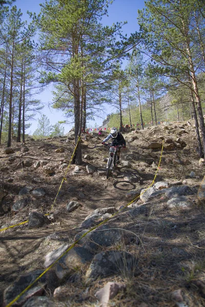 울란우데, 러시아-4 월 27 일: 알 수 없는 경주는 "컵의 Buryatia에는 산악 자전거"에 대 한 경쟁에 "Gt" 회사의 배너에 운반 2014 년 4 월 27 울란우데, 러시아. — 스톡 사진