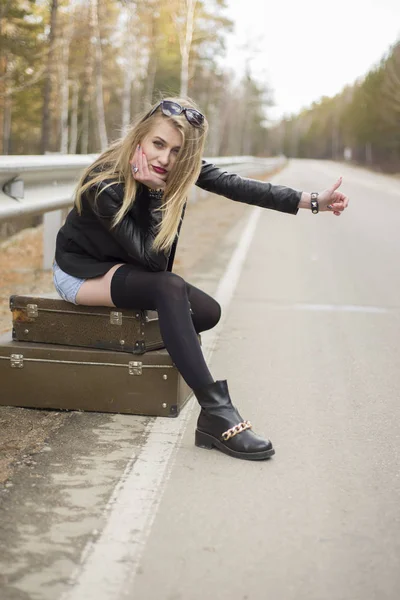 Krásná mladá dívka stopování — Stock fotografie