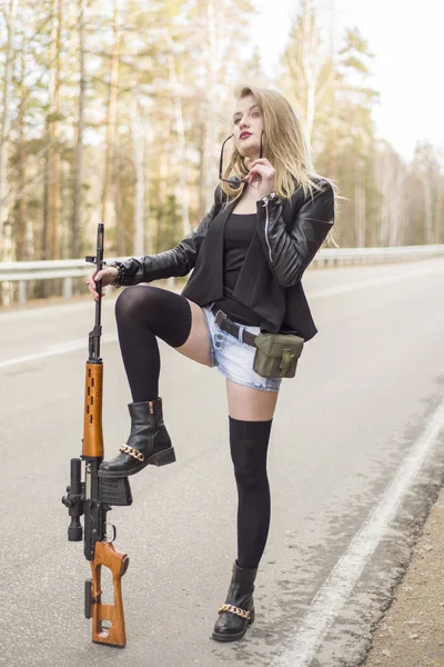 Chica asesina esperando a su víctima en el camino . — Foto de Stock