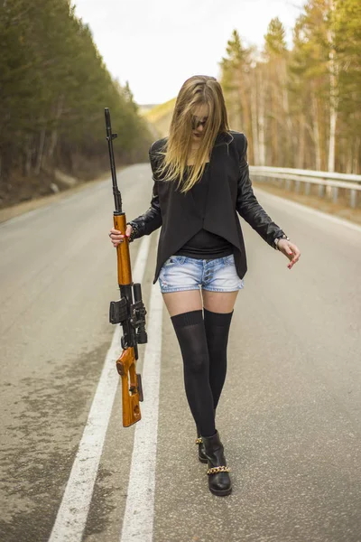 Menina assassina esperando por sua vítima na estrada . — Fotografia de Stock