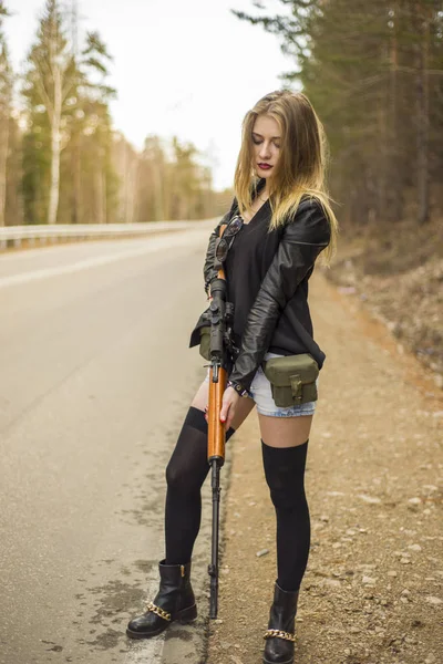 Menina assassina esperando por sua vítima na estrada . — Fotografia de Stock