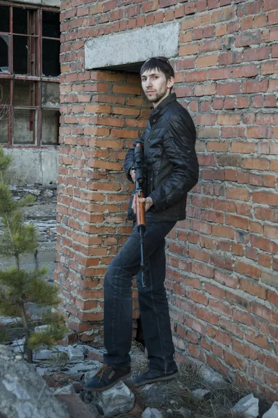 юные бандиты. хулиган с пистолетом. молодые бандиты. человек в маске с пистолетом. банды папуа новой гвинеи.