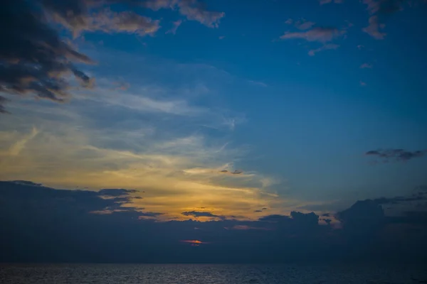 Superbe magnifique coucher de soleil dans le golfe de Thaïlande . — Photo