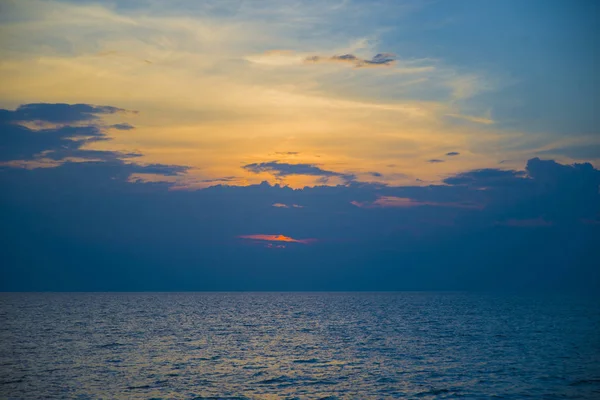 Superbe magnifique coucher de soleil dans le golfe de Thaïlande . — Photo