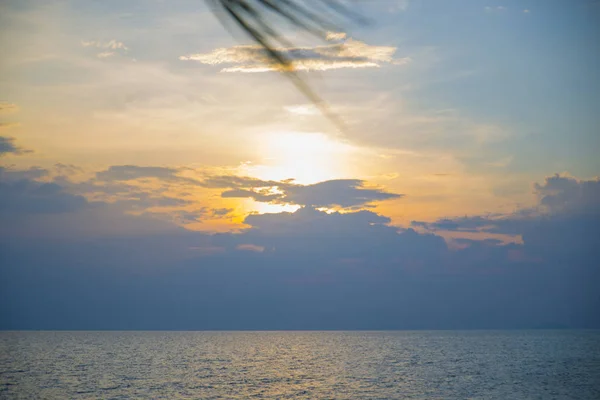 Superbe magnifique coucher de soleil dans le golfe de Thaïlande . — Photo