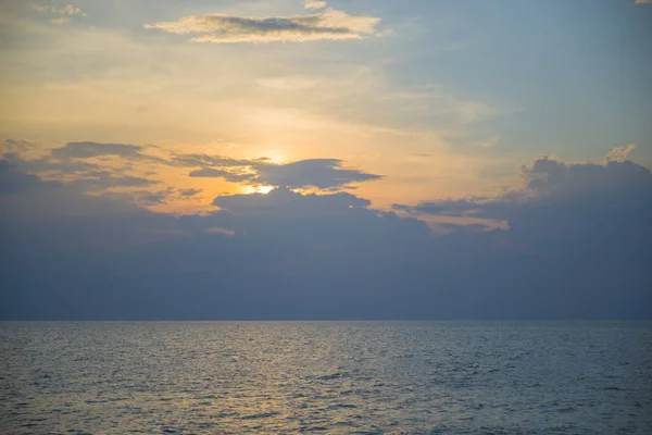 Impressionante belo pôr do sol no Golfo da Tailândia . — Fotografia de Stock