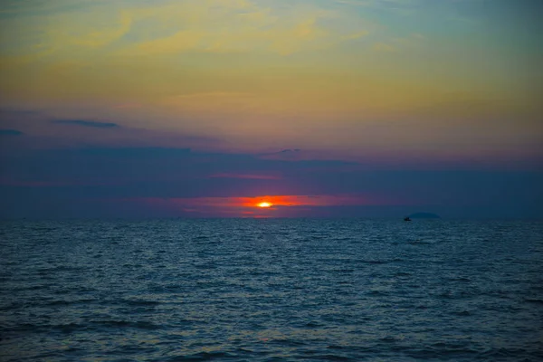 Impresionante hermosa puesta de sol en el Golfo de Tailandia . —  Fotos de Stock