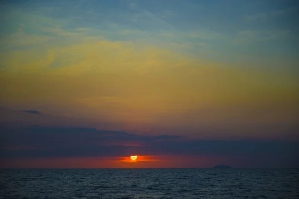 Impresionante hermosa puesta de sol en el Golfo de Tailandia . — Foto de Stock