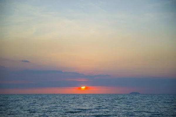 Impresionante hermosa puesta de sol en el Golfo de Tailandia . —  Fotos de Stock