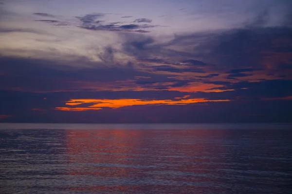Kábító gyönyörű naplemente a thaiföldi-öbölben. — Stock Fotó