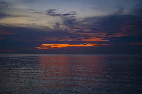 Impresionante hermosa puesta de sol en el Golfo de Tailandia . — Foto de Stock