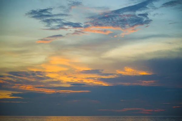 Impressionante belo pôr do sol no Golfo da Tailândia . — Fotografia de Stock