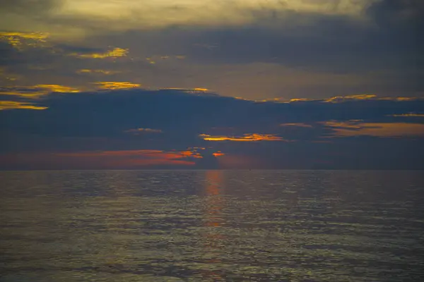 Prachtige mooie zonsondergang in de Golf van Thailand. — Stockfoto