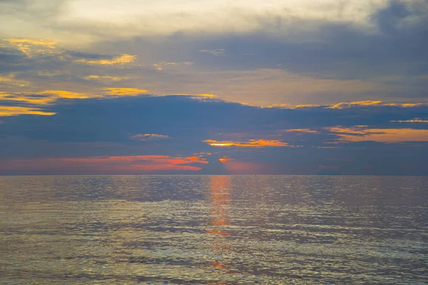 Impressionante belo pôr do sol no Golfo da Tailândia . — Fotografia de Stock