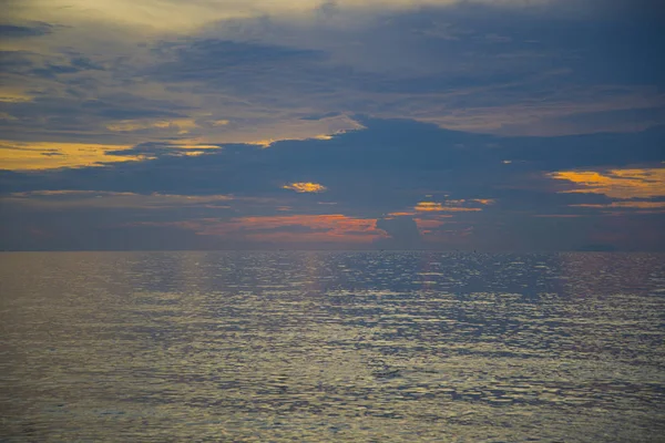 Wspaniały, piękny zachód słońca w zatoce Tajlandii. — Zdjęcie stockowe