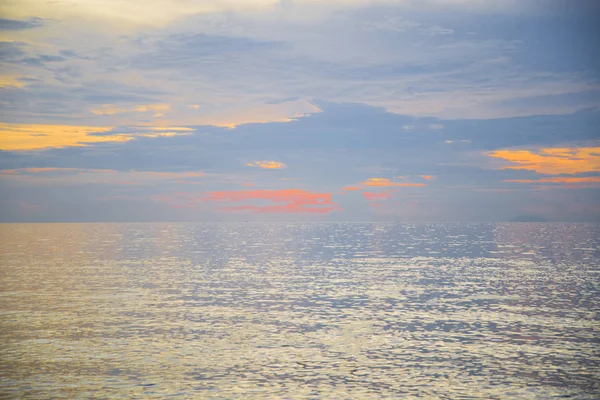 Impressionante belo pôr do sol no Golfo da Tailândia . — Fotografia de Stock