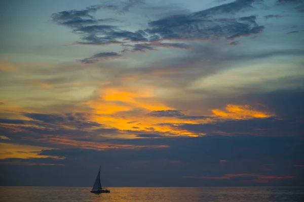 Superbe magnifique coucher de soleil dans le golfe de Thaïlande . — Photo