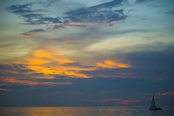 Superbe magnifique coucher de soleil dans le golfe de Thaïlande . — Photo