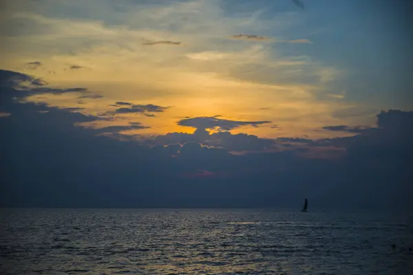 Stunning beautiful sunset in the Gulf of Thailand. — Stock Photo, Image