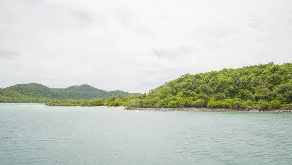 Sebuah pulau kecil tak berpenghuni di Teluk Thailand . — Stok Foto