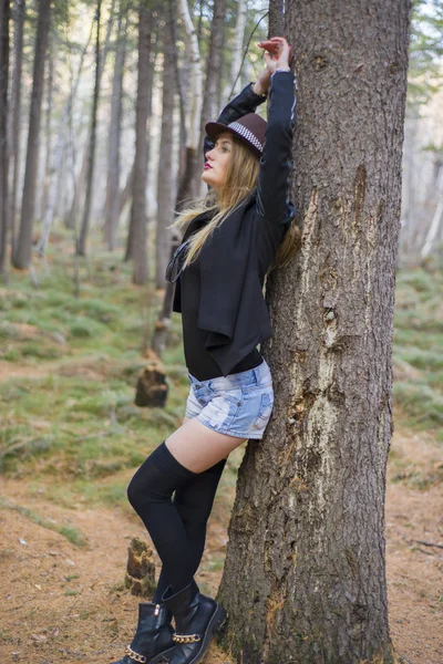 Hermosa joven caminando en el bosque de otoño . — Foto de Stock