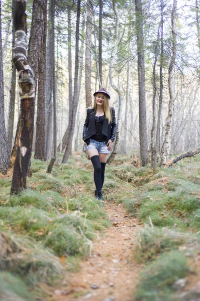 Красивая молодая девушка, гуляющая по осеннему лесу . — стоковое фото