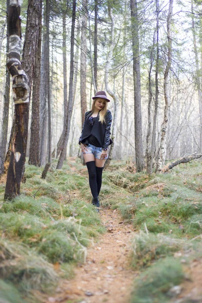 Hermosa joven caminando en el bosque de otoño . — Foto de Stock