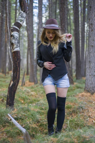 Hermosa joven caminando en el bosque de otoño . — Foto de Stock