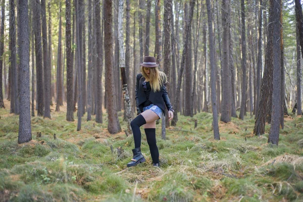Красивая молодая девушка, гуляющая по осеннему лесу . — стоковое фото