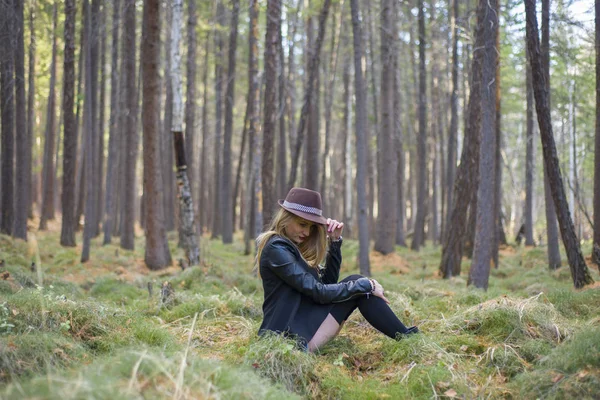 Menina bonita andando na floresta de outono . — Fotografia de Stock