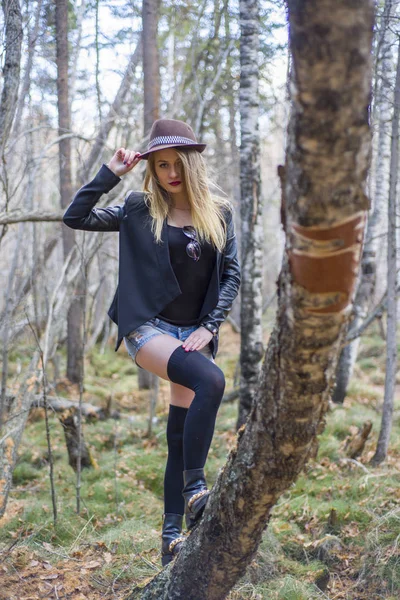 Hermosa joven caminando en el bosque de otoño . — Foto de Stock