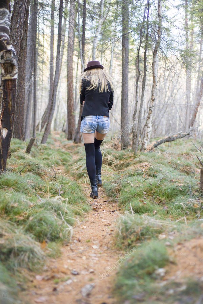 девушка на лавке в парке. женщина присела в лесу. девушка на скамейке в парке. женщины писать в лесу. анита сильвер старлетс.