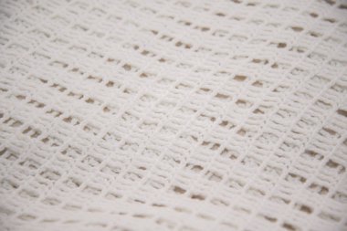 Beyaz gömlek el içinde fotoğraflandı yakın çekim bağlı.