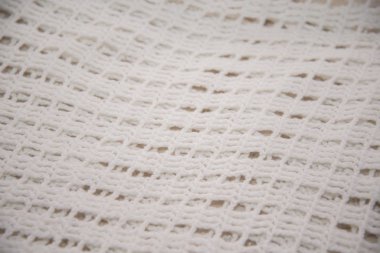 Beyaz gömlek el içinde fotoğraflandı yakın çekim bağlı.