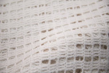 Beyaz gömlek el içinde fotoğraflandı yakın çekim bağlı.