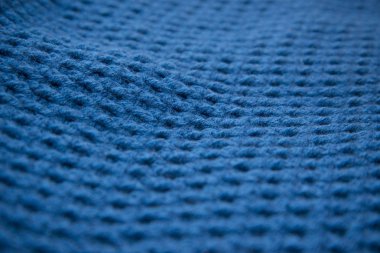 Mavi top yakın çekim içinde fotoğraflandı kılavuzda örme.