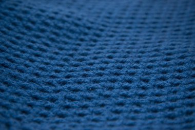 Mavi top yakın çekim içinde fotoğraflandı kılavuzda örme.